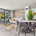 Vivi Homes - Apollo Luxury, Pool, Gym & Beach